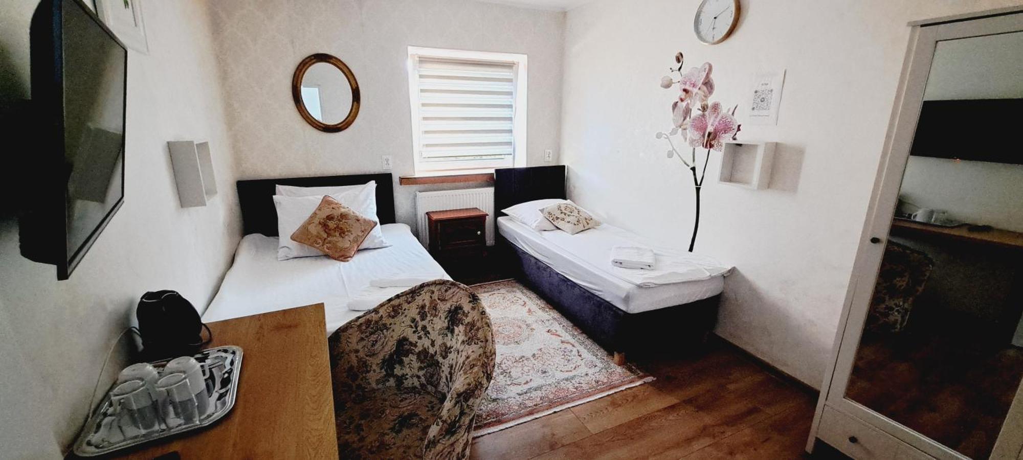 Hotel Rezydencja Rosa Przemysl Luaran gambar