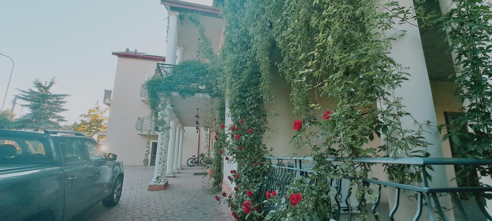 Hotel Rezydencja Rosa Przemysl Luaran gambar